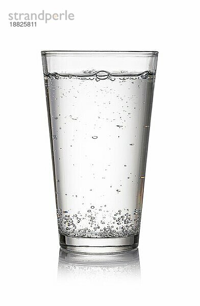 Glas Mineralwasser auf weißem Hintergrund