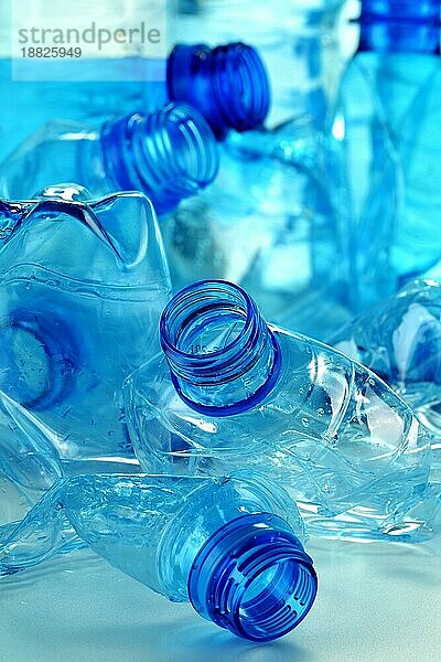 Zusammensetzung mit Plastikflaschen für Mineralwasser. Plastikmüll