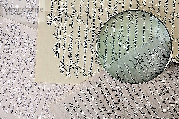 Alte Handlupe mit handgeschriebenen Briefen