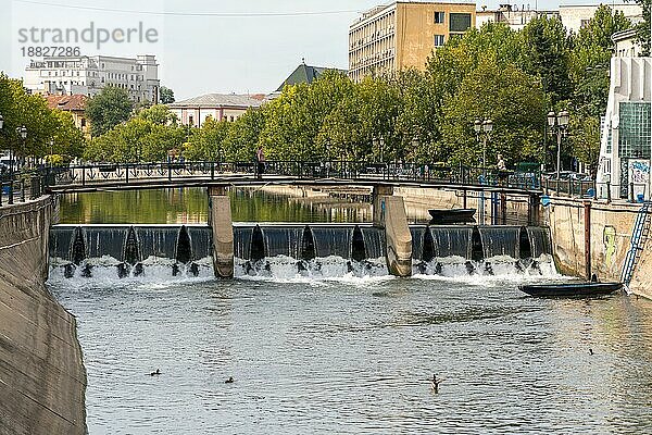 BUCHAREST/ROMANIEN - 21. SEPTEMBER: Brücke über den Fluss Dambovita in Bukarest  Rumänien  am 21. September 2018. Zwei nicht identifizierte Personen  Europa