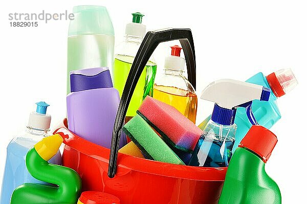 Reinigungsmittel Flaschen vor weißem Hintergrund Chemische Reinigungsmittel vor weißem Hintergrund