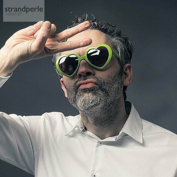 Verrückter Mann mit grüner Brille macht ein Selfie