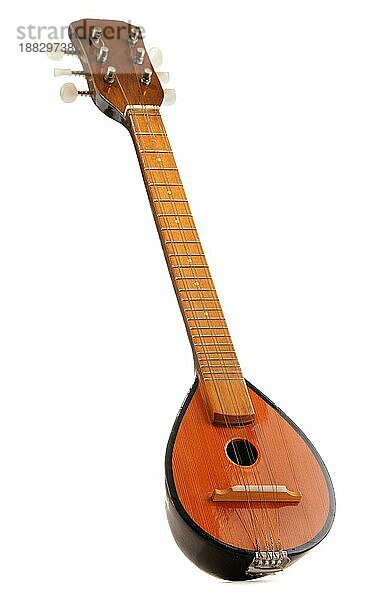 Griechisches Musikinstrument Bouzouki vor weißem Hintergrund