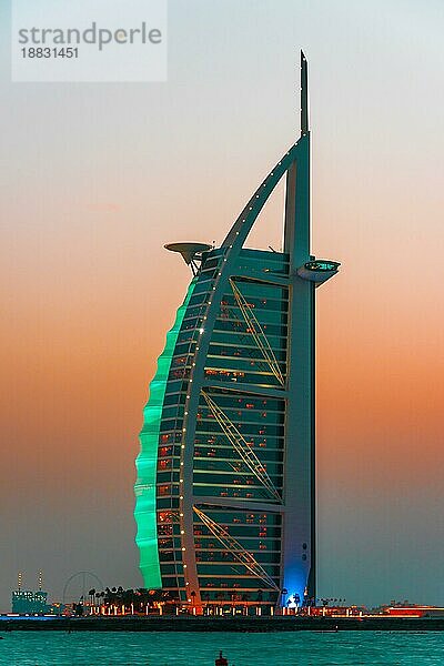 DUBAI  VEREINIGTE ARABISCHE EMIRATE 11. FEB 2019: Der Burj Al Arab oder Turm der Araber  ein Luxushotel in Dubai  Vereinigte Arabische Emirate  Asien