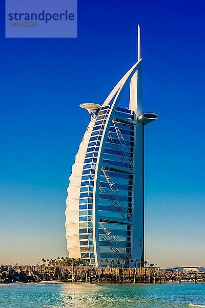 DUBAI  VEREINIGTE ARABISCHE EMIRATE 8. FEB 2019: Der Burj Al Arab oder Turm der Araber  ein Luxushotel in Dubai  Vereinigte Arabische Emirate  Asien