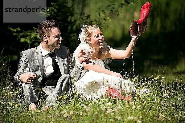 braut und bräutigam mit brautkleid und anzug in der natur