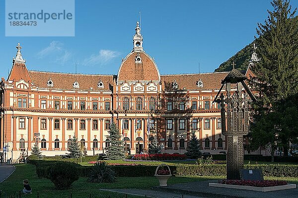 BRASOV  TRANSYLVANIA/ROMANIA - 20. SEPTEMBER : Blick auf das Präfekturgebäude in Brasov  Siebenbürgen  Rumänien  am 20. September 2018. Zwei nicht identifizierte Personen  Europa