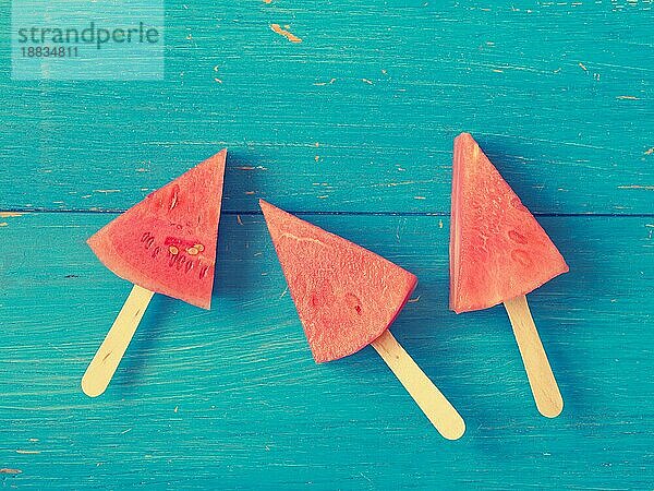 Drei Wassermelone pops auf einem blaün Hintergrund  gesundes Essen von Erfrischung Lebensmittelkonzept