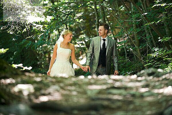 braut und bräutigam mit brautkleid und anzug in der natur