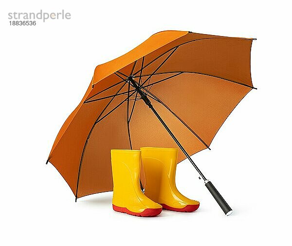 Orangefarbener Regenschirm und Gummistiefel auf weißem Hintergrund