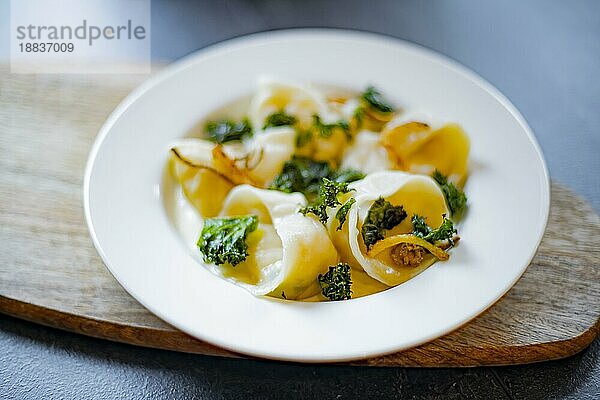 Ein Teller mit traditionellen osteuropäischen Knödeln  Pierogi