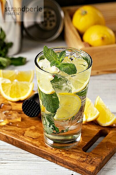 Ein Glas frische Limonade auf einem Tisch