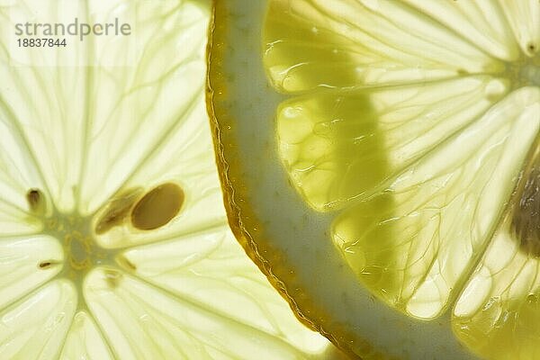 Sliced Lemon vor weißem Hintergrund mit Hintergrundbeleuchtung