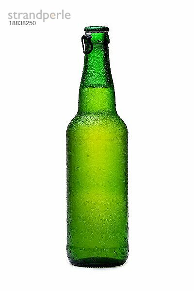 Bierflaschen auf weißem Hintergrund