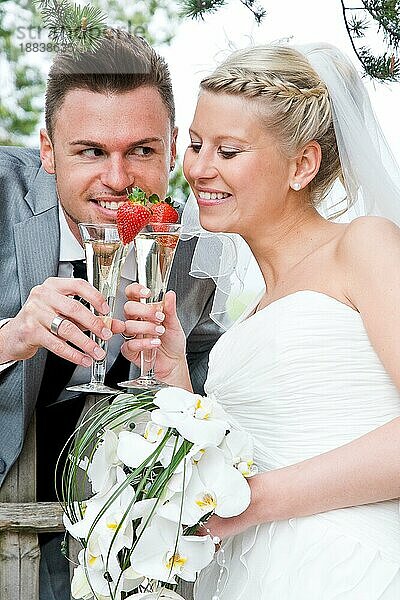 hübsche braut und bräutigam feiern ihre hochzeit