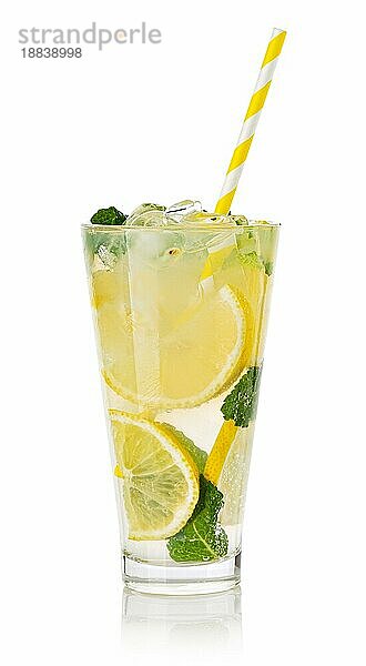 Glas frische Limonade vor weißem Hintergrund