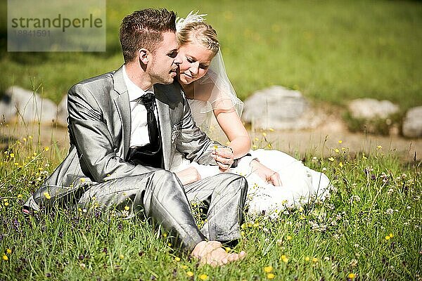 braut und bräutigam mit brautkleid und anzug in der natur