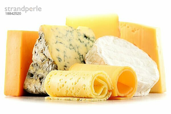 Verschiedene Käsesorten vor weißem Hintergrund
