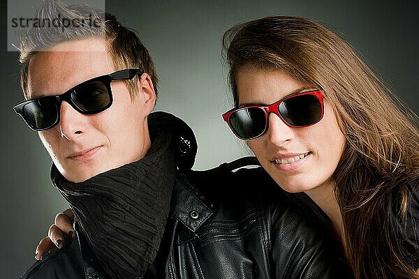 wildes liebespaar in schwarz mit sonnenbrillen