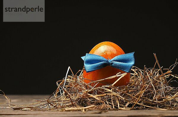 Ostern Hintergrund auf einem alten rustikalen Holztisch