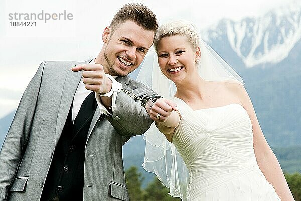 Braut und Bräutigam mit Handschellen gefesselt