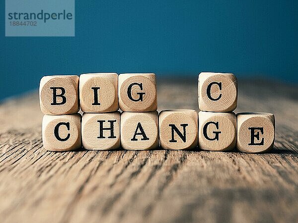 Kleine Holzwürfel mit den Worten Big Change und Chance auf einem Bürotisch