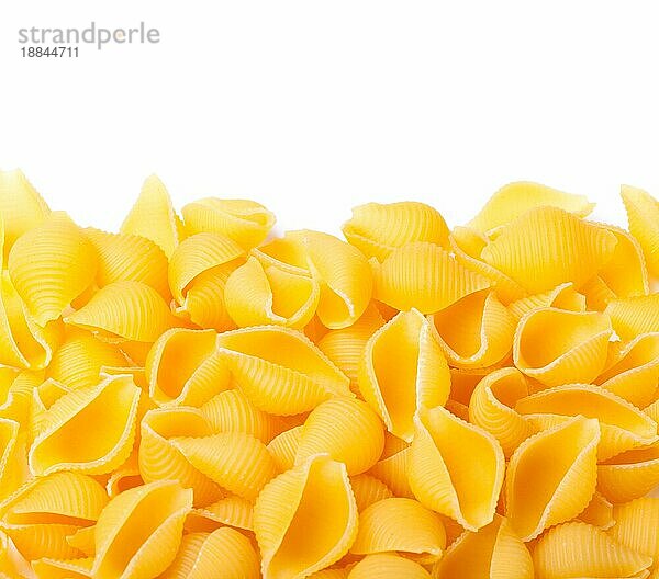 Conchiglie Nudeln  vor weißem Hintergrund