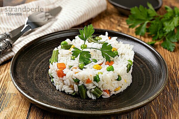 Schale mit leckerem Reis und Gemüse. Selektiver Fokus
