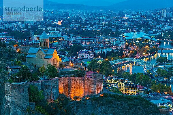 Panoramablick auf Tiflis  Georgien nach Sonnenuntergang