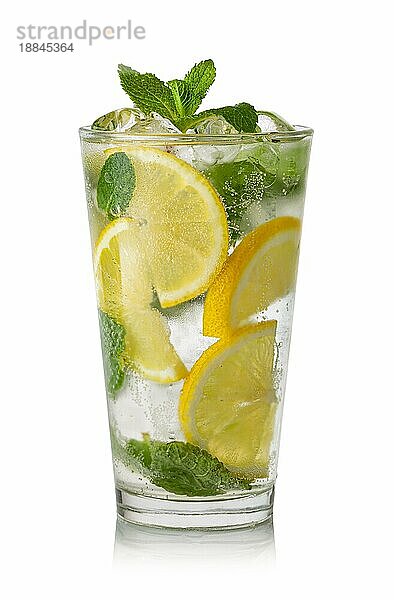 Glas frische Limonade auf weißem Hintergrund