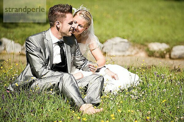 braut und bräutigam mit brautkleid und anzug in der natur