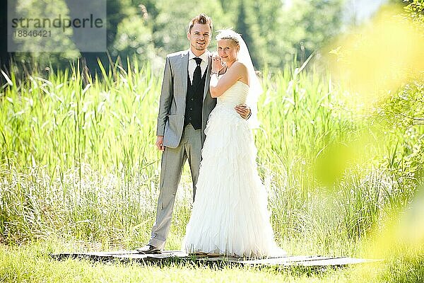 braut und bräutigam mit brautkleid und anzug in der natur