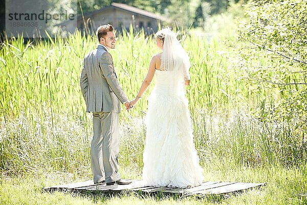 braut und bräutigam mit brautkleid und anzug in der natur