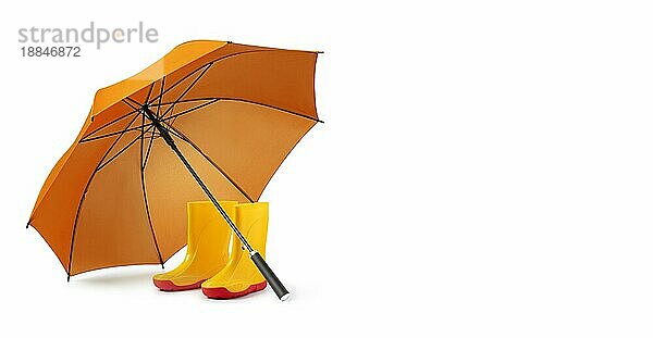 Orangefarbener Regenschirm und Gummistiefel auf weißem Hintergrund