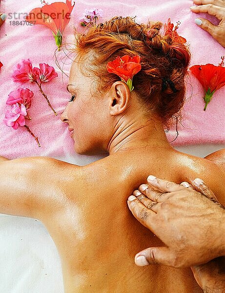 Schöne junge Frau bekommt professionelle Spa Massage