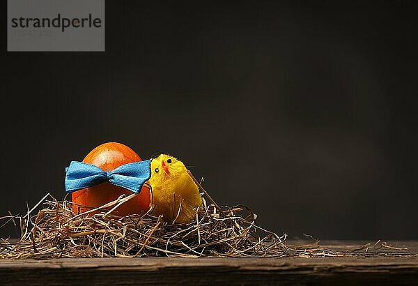 Ostern Hintergrund auf einem alten rustikalen Holztisch