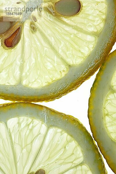 Sliced Lemon vor weißem Hintergrund mit Hintergrundbeleuchtung