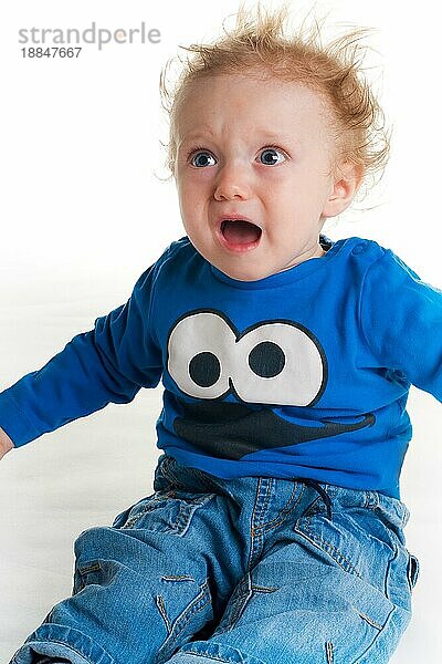 schreiendes trauriges baby mit blauem t-shirt