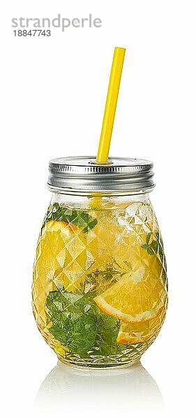 Glas frische Limonade vor weißem Hintergrund