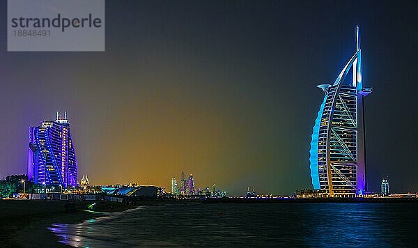 DUBAI  VEREINIGTE ARABISCHE EMIRATE 11. FEB 2019: Der Burj Al Arab oder Turm der Araber  ein Luxushotel in Dubai mit den Marina Towers im Hintergrund  Vereinigte Arabische Emirate  Asien