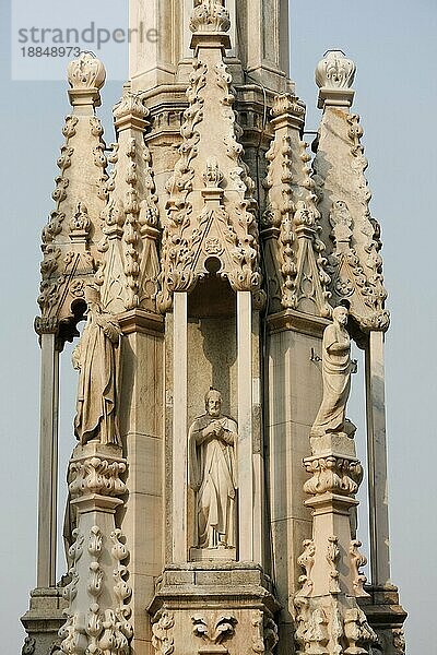 Detail der Silhouette des Doms in Mailand