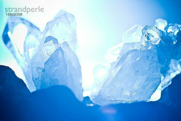 weißer blau leuchtender bergkristall quartz mit im gegenlicht