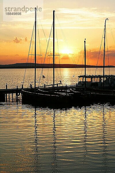 Segelboot Boote vertäut am Yachthafen Pier während Sonnenuntergang Sonnenuntergang über dem Steinhuder Meer in Deutschland in Silhouette