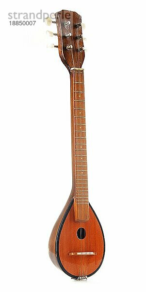 Griechisches Musikinstrument Bouzouki vor weißem Hintergrund