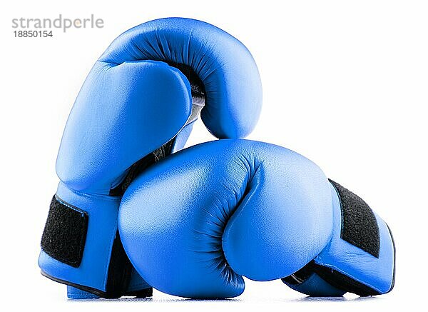 Ein Paar blaue Lederboxhandschuhe vor weißem Hintergrund