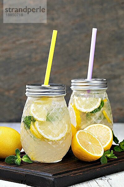 Ein Glas frische Limonade auf einem Tisch