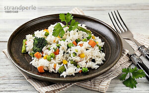 Schale mit leckerem Reis und Gemüse. Selektiver Fokus