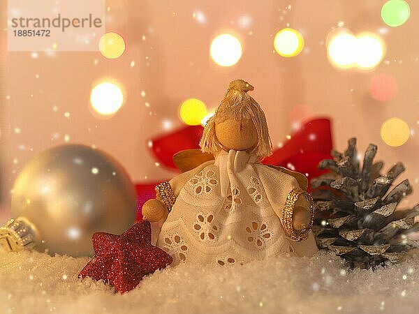 Weihnachten Hintergrund mit einem Engel und Dekoration im Schnee