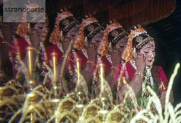 Kuchipudi  Frau bei der Aufführung der wichtigsten klassischen Tänze Indiens im Kerala Kalamandalam in Cheruthuruthy bei Soranur  Kerala  Südindien  Indien  Asien