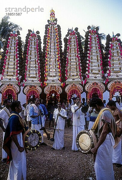 Ambalakavadi  Volkstanz aus Kerala mit Musikern  Indien  Asien